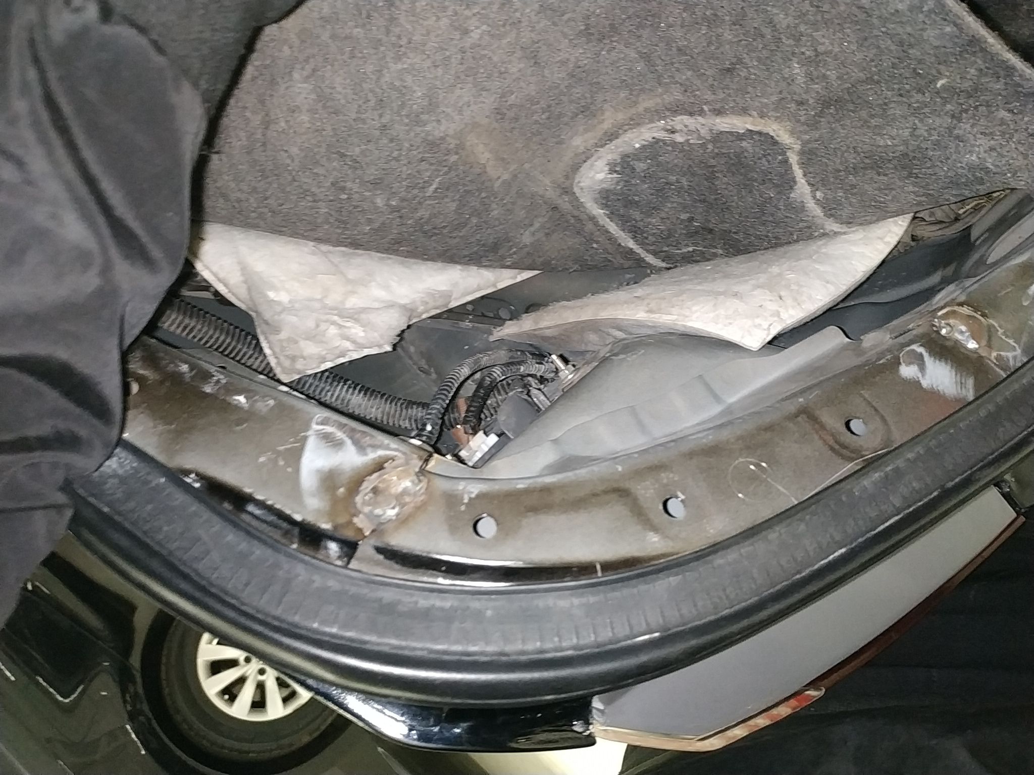              后备箱导水槽及封边